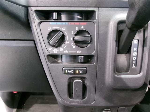 エアコンは操作性の良いダイヤル式です。