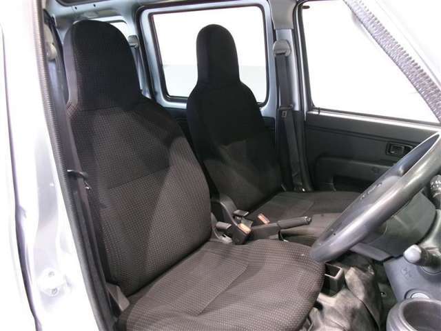 高いホールド性で運転姿勢が安定します。長距離ドライブでも疲れにくいのが魅力です。快適なドライビングライフをお送りください♪