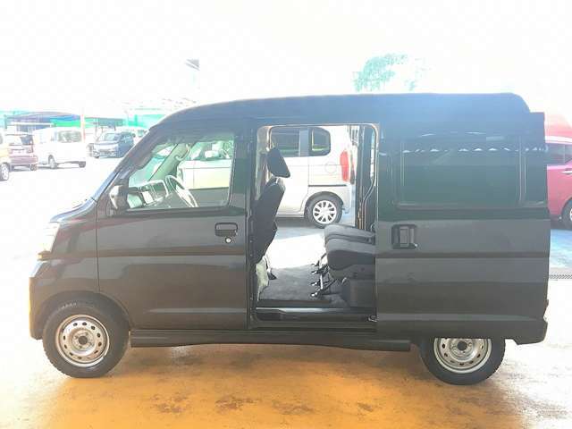 スライドドアで乗降りラクラクっ！狭い駐車スペースでの乗降りも問題なくできます！ドア開閉の際に不注意で隣のクルマにぶつけることもなくなります！