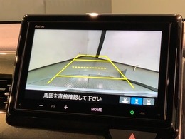 リバースギアに入れるだけで後方の表示へ切り替わります。夜間や雨の日の駐車も楽になりますよ。