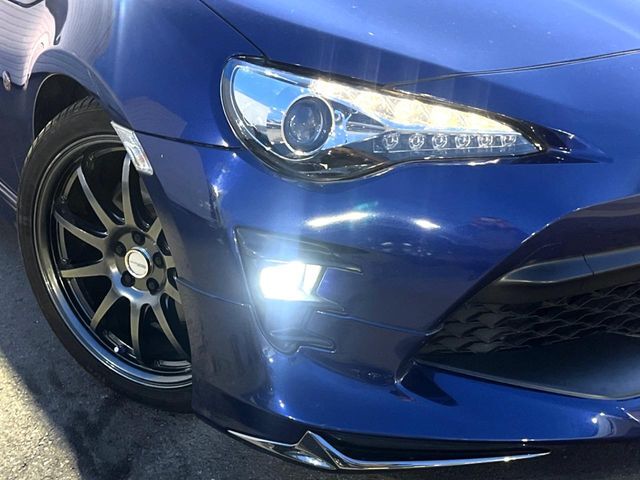 【LEDヘッドライト】悪天候や夜間走行時も良好な視界を確保し安心して運転できる高輝度LEDヘッドライトを装備！点灯速度が早く、消費電力も抑えられています。