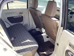 後部シートは、厚みもあり、前席シート下に、つま先が入るスペースが確保されており、コンパクトな、デザインですが、結構、広く感じますよ