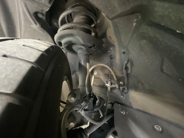 お車を安心してお乗りいただく為には、足回りの定期点検が欠かせません。サービスサポート（有償保証）では無料点検もご提供しており、安心のカーライフをお過ごしいただけるサポート体制が整っています。