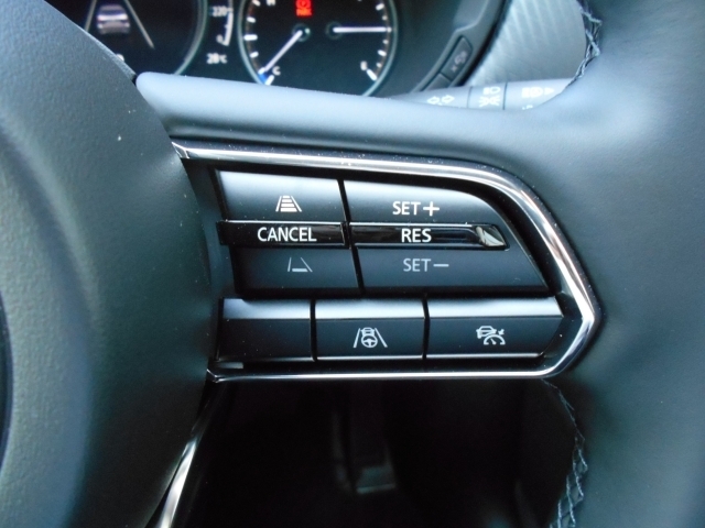 MRCC（マツダレーダークルーズコントロール）は先行車との車間を維持しながら追従走行を可能にしています。長距離でのドライバー負担を軽減させてくれます。
