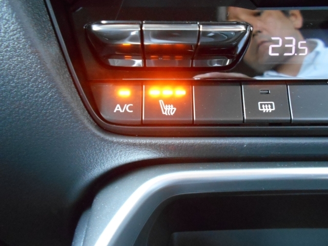 座面と背もたれを素早く暖め、寒い時期にも快適な運転環境を提供するシートヒーター。
