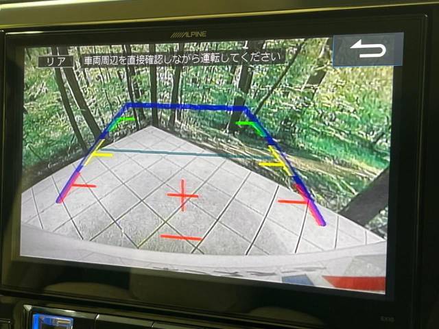 【バックカメラ】駐車時に後方がリアルタイム映像で確認できます。大型商業施設や立体駐車場での駐車時や、夜間のバック時に大活躍！運転スキルに関わらず、今や必須となった装備のひとつです！