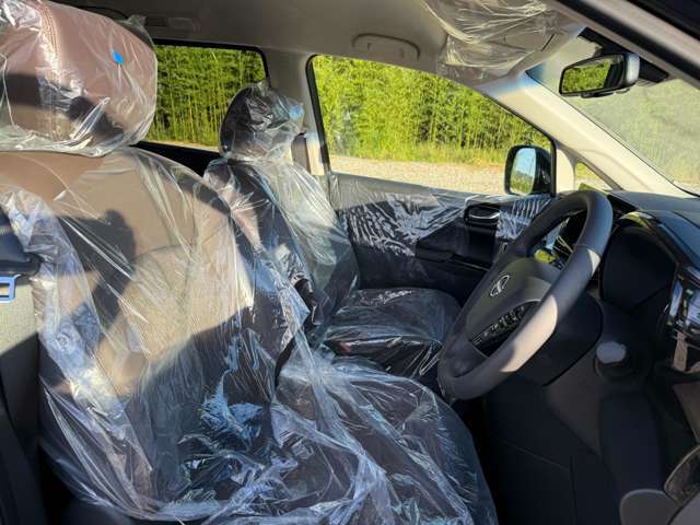 恐らくオーナーさんが1番長く滞在する場所はココ運転席でしょう！この車を運転してどこへ行こう？何をしよう？とイメージしてみてください★考えただけで楽しくなりますね♪
