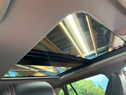 【パノラマルーフ】大型のガラスルーフ搭載で車内の解放感が一気にアップ！開放的なドライブをお楽しみいただけます。