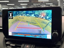 【バックカメラ】駐車時に後方がリアルタイム映像で確認できます。大型商業施設や立体駐車場での駐車時や、夜間のバック時に大活躍！運転スキルに関わらず、今や必須となった装備のひとつです！