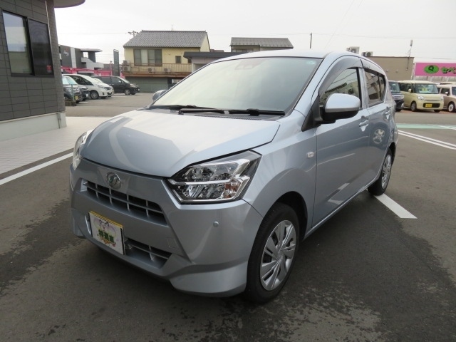 軽自動車・コンパクトカー・ミニバン・SUVなど、常時100台揃っている展示場へようこそにゃん！いろんなクルマがあるにゃん！