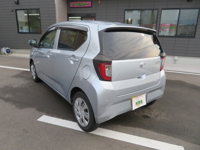テールランプも各メーカーがそれぞれに凝ったデザインをしてるにゃん！