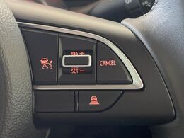 【アダプティブクルーズコントロール】高速道路での長距離走行が楽に！！自動で速度を保つクルーズコントロールが、衝突軽減システムと連携し、前方の車両を感知して車間を保つように速度調節してくれます！！