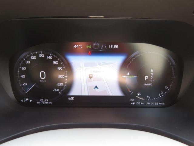 メーター中央にナビゲーションが表示されていており、運転中でも見やすい配置になっております。