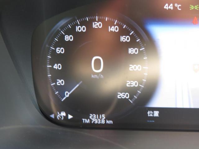 メーター中央にナビゲーションが表示されていており、運転中でも見やすい配置になっております。