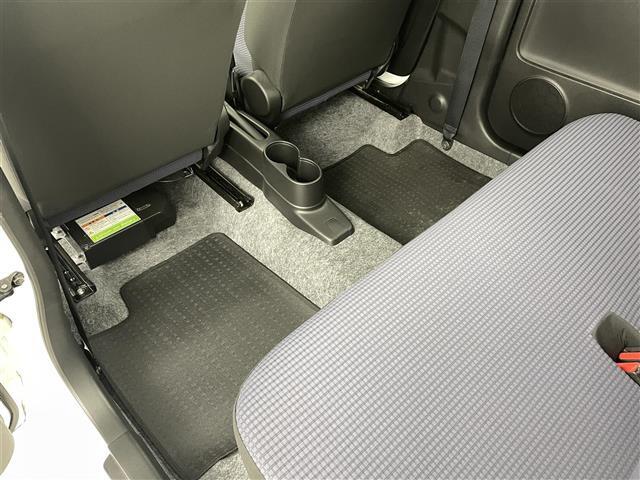 【フロアマット】車内を綺麗に保つのには必須のアイテムです。当店ではフカフカな新品マットも絶賛取り扱い中！ぜひご相談くださいませ。