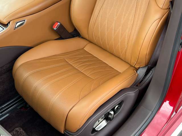 助手席側シートの座面やサポート部分は使用感を感じさせないコンディションです。