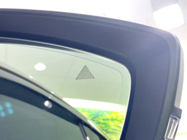 【ブラインドスポットモニタリング】走行中、ドアミラーの死角になりやすい箇所に後続車が接近するとサイドミラー付近に警告を表示、ドライバーに注意喚起をしてくれます。
