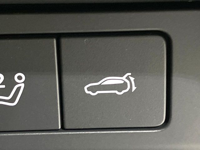 【パワーバックドア】スマートキーや運転席のボタンを押すだけでリアゲートが自動で開閉します！荷物を持っている時や、高い位置にあるバックドアを閉める際に便利な機能です♪