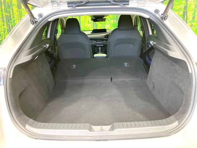後席を格納すると、これだけの広さが！シーンに合わせたシートアレンジで、大きな荷物も積むことが出来ます♪