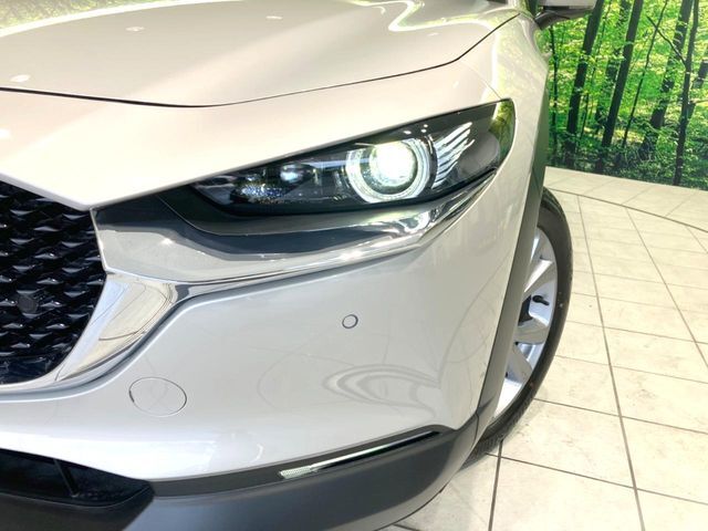 【LEDヘッドライト】悪天候や夜間走行時も良好な視界を確保し安心して運転できる高輝度LEDヘッドライトを装備！点灯速度が早く、消費電力も抑えられています。