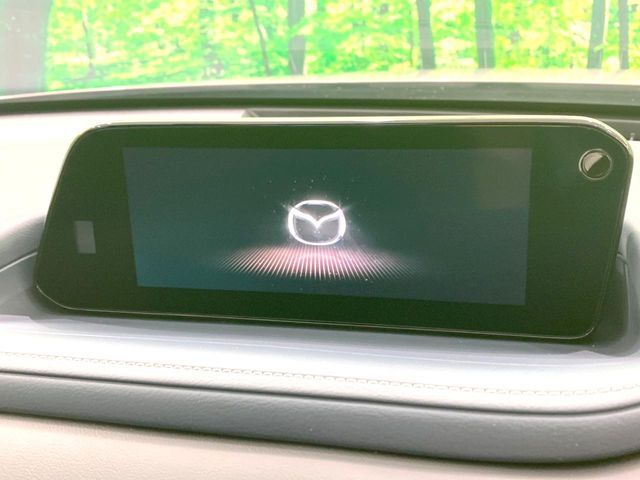 【8.8インチマツダコネクト】車内の雰囲気にマッチした大型のディスプレイ。スマホ接続でのナビ使用やBluetooth再生等、様々な機能が楽しめます。直感的なダイヤル操作が可能で、使い勝手も良好です。