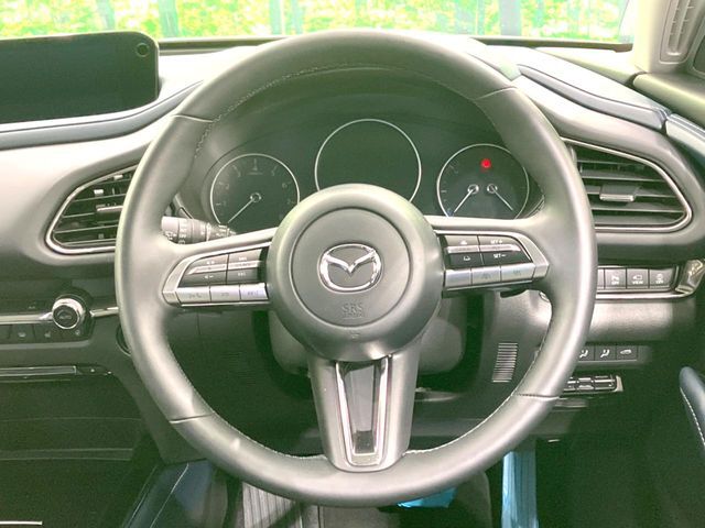 【ステアリングヒーター】冬場に冷たくなりやすい革巻きステアリングを、スイッチ一つで素早く適温に！エアコンよりも早く温まってくれるので、寒い日の運転も快適になりますね♪