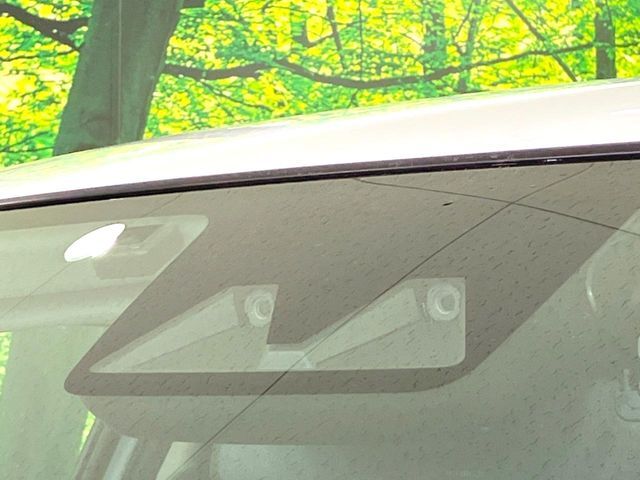 【スマートアシスト】走行中に前方の車両等を認識し、衝突しそうな時は警報とブレーキで衝突回避と被害軽減をアシスト。より安全にドライブをお楽しみいただけます。