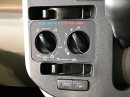 寒い冬も暑い夏も全席に快適な空調を届けてくれる、ダイヤル式エアコンを装備♪