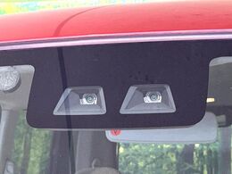 【スマートアシスト】走行中に前方の車両等を認識し、衝突しそうな時は警報とブレーキで衝突回避と被害軽減をアシスト。より安全にドライブをお楽しみいただけます。