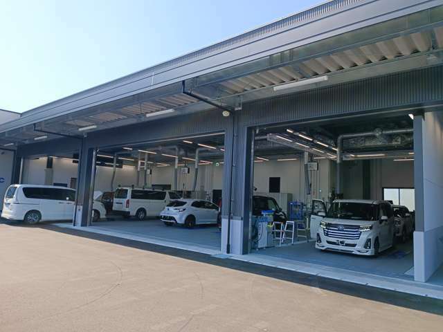 寝屋川店整備工場完備　保証修理から車検整備まで様々なメンテナンスが受けられます