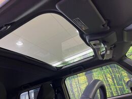 【ガラスルーフ】ガラスルーフ搭載で車内の解放感が一気にアップ！開放的なドライブをお楽しみいただけます。