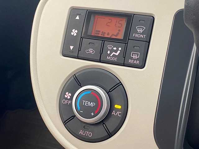 【オートエアコン】　風量・吹き出し口を自動で制御し、室内温度を一定に保ってくれるので快適に車内をお過ごしいただけます。