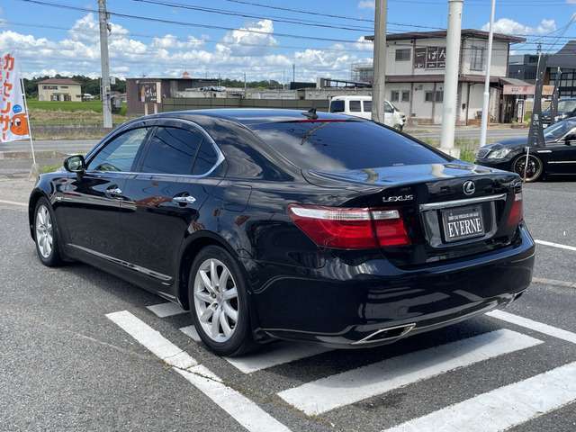 ご契約時はお手付金といたしまして1万円のみお預かりさせていただくようお願いしております。納車前日までにお手付金を除いた残金を指定口座にご入金していただくか、納車前日当日に現金をご持参ください。