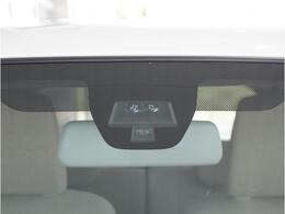 【レーダーブレーキサポート】フロントガラスに設置されたレーザーレーダーで前方の車両を検知し、衝突事故時の被害を軽減します。