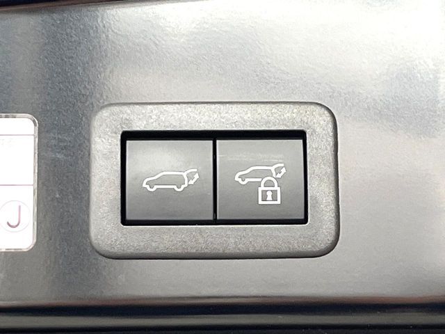 【パワーバックドア】スマートキーや運転席のボタンを押すだけでリアゲートが自動で開閉します！荷物を持っている時や、高い位置にあるバックドアを閉める際に便利な機能です♪