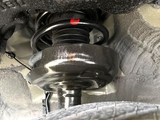 お車を安心してお乗りいただく為には、足回りの定期点検が欠かせません。サービスサポート（有償保証）では無料点検もご提供しており、安心のカーライフをお過ごしいただけるサポート体制が整っています。