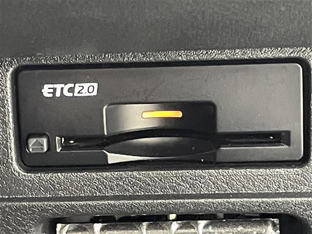 【ETC】有料道路を利用する際に料金所で停止することなく通過できる、ETC車載器（ノンストップ自動料金収受システム機器）が装備されています。セットアップを行うことで利用可能になります。