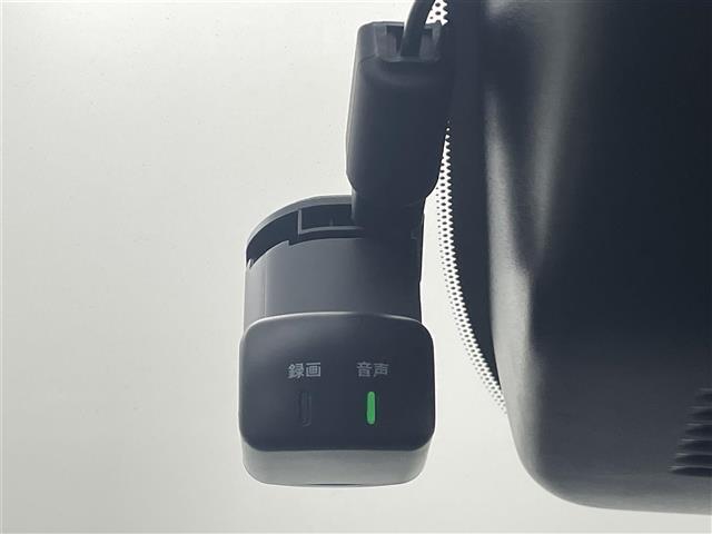 【ドライブレコーダー】映像・音声などの運転中の記録を残します。事故などを起こした起こされた時の証拠になりえますので、もしも時でも安心ですね。