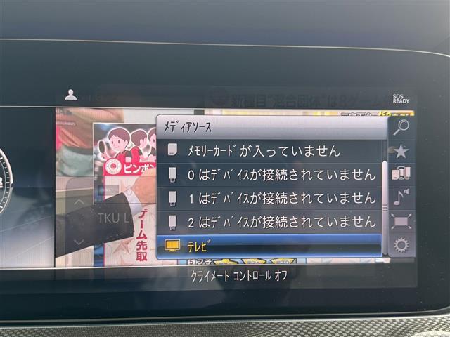 マットブラックにホワイトのLIBERALAのロゴの建物と看板が目印です。
