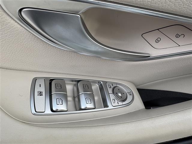 LIBERALAの全国在庫約2,400台※！その中から厳選したお車をご提案！お近くの店舗でのご納車可能！その品揃えと品質に驚くこと間違い無し！※2023年10月現在。売約済みの可能性もございます。