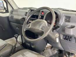 落ち着いた色合いの運転席です。