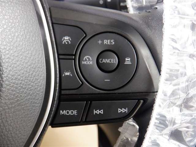 レーダークルーズコントロール(全車速追従機能付)付きです。車速に応じて追従支援してくれるので、ロングドライブも快適です。詳細は販売店スタッフまでおたずねください。