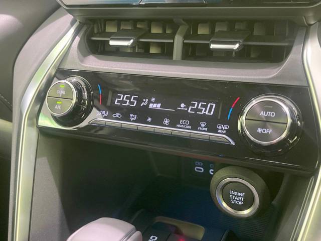 【左右独立型フルオートエアコン】運転席と助手席でそれぞれお好みの温度に設定可能。同乗者にも配慮した、快適な空調をお届け致します。
