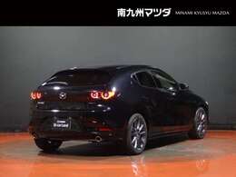 【MAZDA3】光の映り込みだけで、「面のうつろい」を表現し、見る場所、時間、天気によりさまざまな表情を見せ、見るたびに「このクルマにして良かった」と思っていただける車です。洗車も楽しくなります。