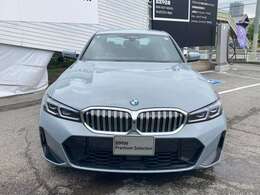 ☆BMWの代名詞とも言える【キドニーグリル】一目見ただけでBMW車であると認識できる確固たるアイコンとして存在感を放ちます☆