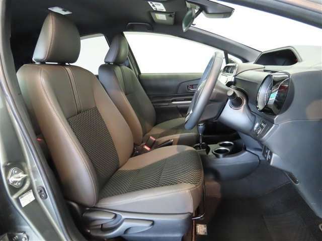 高いホールド性で運転姿勢が安定します。長距離ドライブでも疲れにくいのが魅力です。快適なドライビングライフをお送りください♪
