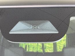 【ホンダセンシング】走行中に前方の車両等を認識し、衝突しそうな時は警報とブレーキで衝突回避と被害軽減をアシスト。より安全にドライブをお楽しみいただけます。