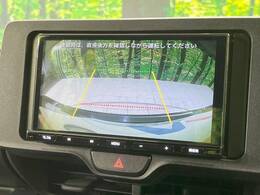 【バックカメラ】駐車時に後方がリアルタイム映像で確認できます。大型商業施設や立体駐車場での駐車時や、夜間のバック時に大活躍！運転スキルに関わらず、今や必須となった装備のひとつです！