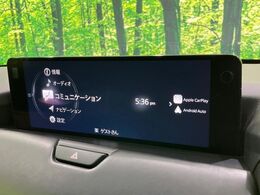 【12.3インチマツダコネクト】車内の雰囲気にマッチした大型ディスプレイ。スマホ接続でのナビ使用やBluetooth再生等、様々な機能が楽しめます。直感的なダイヤル操作が可能で、使い勝手も良好です。
