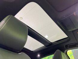 【サンルーフ】開放感たっぷりの希少装備、サンルーフが装着されています！車内に明かりを取り入れたり景色を楽しむ以外にも、車内の空気も簡単に換気できて快適です！